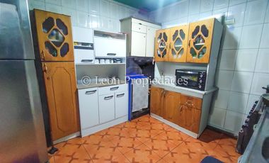 Leon Propiedades vende sitio con 4 casas, en Curacaví centro.