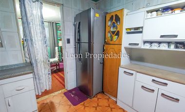 Leon Propiedades vende sitio con 4 casas, en Curacaví centro.