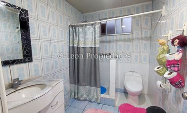 Leon Propiedades vende sitio con 4 casas, en Curacaví centro.