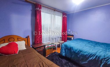 Leon Propiedades vende sitio con 4 casas, en Curacaví centro.