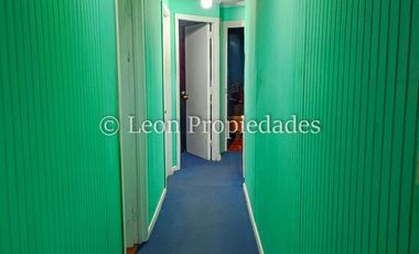 Leon Propiedades vende sitio con 4 casas, en Curacaví centro.