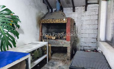Leon Propiedades vende sitio con 4 casas, en Curacaví centro.