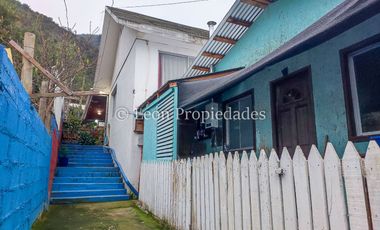 Leon Propiedades vende sitio con 4 casas, en Curacaví centro.