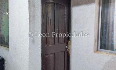 Leon Propiedades vende sitio con 4 casas, en Curacaví centro.