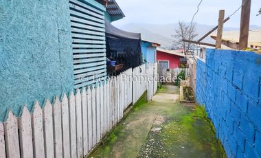 Leon Propiedades vende sitio con 4 casas, en Curacaví centro.