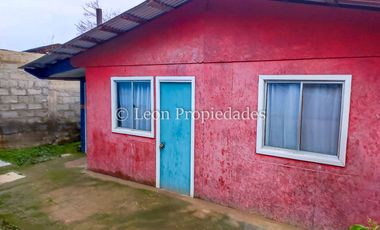 Leon Propiedades vende sitio con 4 casas, en Curacaví centro.