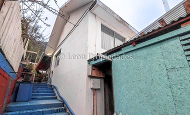 Leon Propiedades vende sitio con 4 casas, en Curacaví centro.