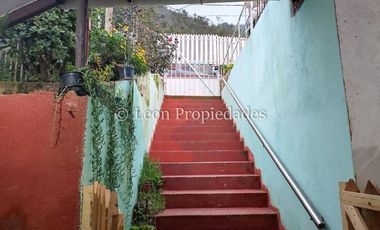 Leon Propiedades vende sitio con 4 casas, en Curacaví centro.