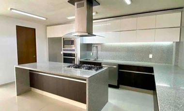 Casa moderna en RENTA dentro de fraccionamiento con vigilancia