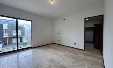 VENTA DE CASA DE 3 PLANTAS EN SAN ANGEL 5
