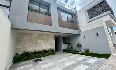 Venta de casa en San Ángel, cuatro con tres niveles, excelentes acabados