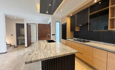 Venta de casa en San Ángel, cuatro con tres niveles, excelentes acabados
