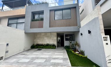 Venta de casa en San Ángel, cuatro con tres niveles, excelentes acabados