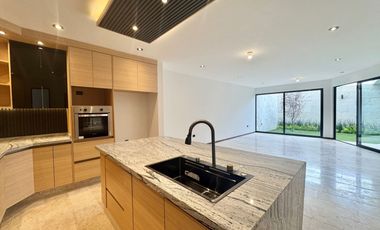 Venta de casa en San Ángel, cuatro con tres niveles, excelentes acabados