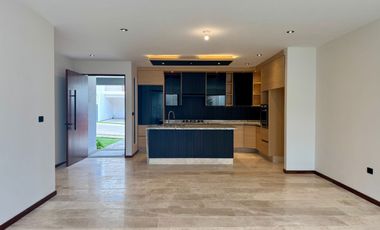 Venta de casa en San Ángel, cuatro con tres niveles, excelentes acabados
