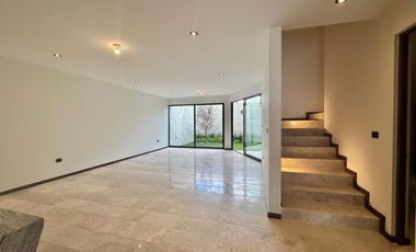 Venta de casa en San Ángel, cuatro con tres niveles, excelentes acabados