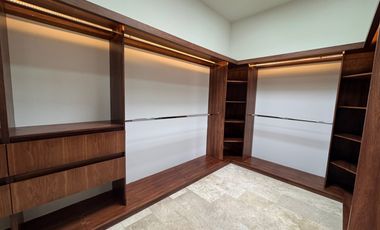 Venta de casa en San Ángel, cuatro con tres niveles, excelentes acabados