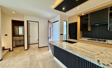 Venta de casa en San Ángel, cuatro con tres niveles, excelentes acabados