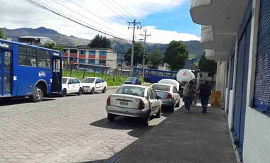 Local muy buena ubicación cerca a Centros comerciales en Renta 65 mtts.Valor en Renta $ 350. Negociable