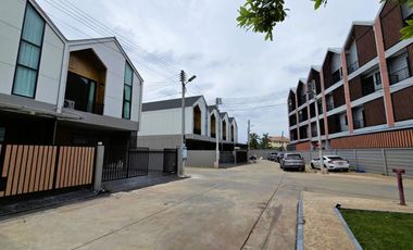 Brand New! Corner Unit at Project Entrance – Nordic Style Townhome, Never Lived In! Townhome for Sale at *Assawin Village In-Chan*, Samut Songkhram