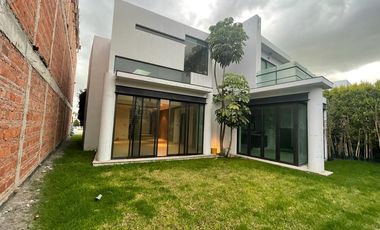 CASA DE RENTA EN LOMAS DE ANGELOPOLIS