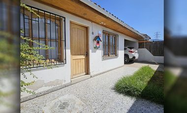 Se vende amplia, cómoda y hermosa casa de dos pisos, comuna La Calera.