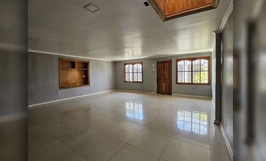 Se vende amplia, cómoda y hermosa casa de dos pisos, comuna La Calera.