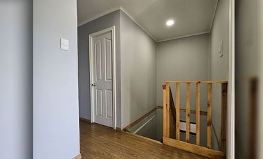 Se vende amplia, cómoda y hermosa casa de dos pisos, comuna La Calera.