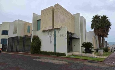 RENTA O VENTA,  EXCLUSIVA RESIDENCIA CON GRAN JARDÍN!!