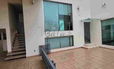 RENTA O VENTA,  EXCLUSIVA RESIDENCIA CON GRAN JARDÍN!!