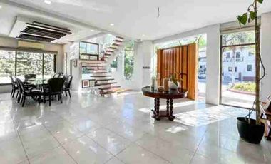 FOR SALE HOUSE IN LOT IN PASEO DE MAGALLANES VILLAGE MAKATI CITY