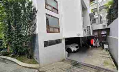 FOR SALE HOUSE IN LOT IN PASEO DE MAGALLANES VILLAGE MAKATI CITY