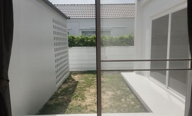Minimal Resort Home with Mountain & Riverside View  Serene Courtyard – Kaeng Khoi