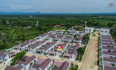 Minimal Resort Home with Mountain & Riverside View  Serene Courtyard – Kaeng Khoi
