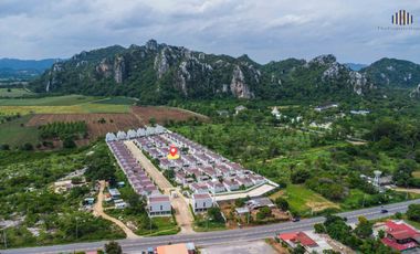Minimal Resort Home with Mountain & Riverside View  Serene Courtyard – Kaeng Khoi