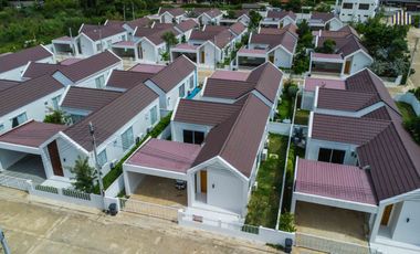 Minimal Resort Home with Mountain & Riverside View  Serene Courtyard – Kaeng Khoi