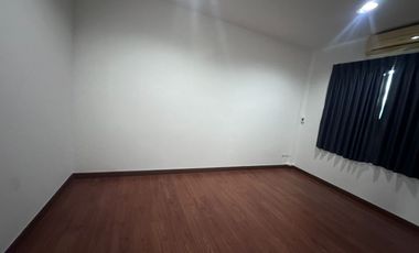 Urgent Sale! Townhome at Private Ville Huamark – Hot Price!  Ideal for rental as an office space or for personal residence. Convenient access