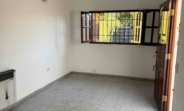 ALQUILO CASA 3 Dor con patio
