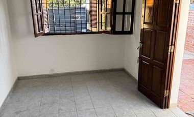 ALQUILO CASA 3 Dor con patio