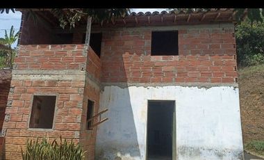 FINCA PARA TERMINAR FAVORABLE Y BIEN UBICADA EN BARBOSA ANTIOQUIA COLOMBIA.