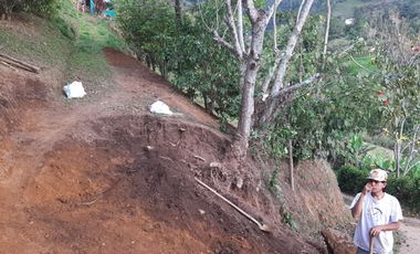 FINCA PARA TERMINAR FAVORABLE Y BIEN UBICADA EN BARBOSA ANTIOQUIA COLOMBIA.