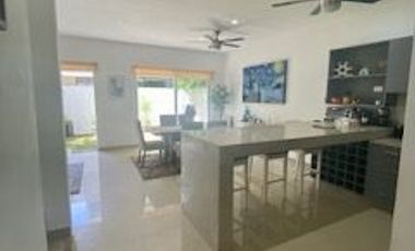 EXCLUSIVA RESIDENCIA EN RENTA AMUEBLADA  A UNOS PASOS DEL MAR EN PUERTO MORELOS $25,500