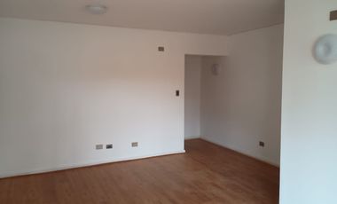 Se arrienda cómodo departamento central