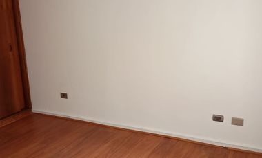 Se arrienda cómodo departamento central