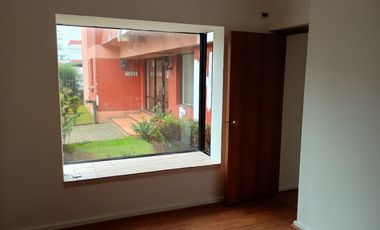 Se arrienda cómodo departamento central