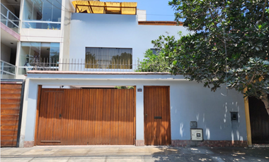 LINDA CASA FRENTE A PARQUE, 7 DORMITORIOS, 4 BAÑOS
