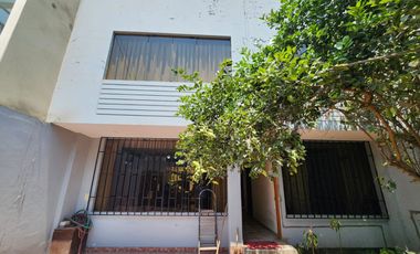 LINDA CASA FRENTE A PARQUE, 7 DORMITORIOS, 4 BAÑOS
