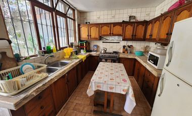 LINDA CASA FRENTE A PARQUE, 7 DORMITORIOS, 4 BAÑOS