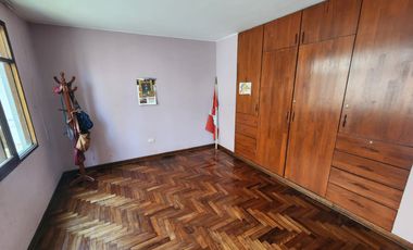 LINDA CASA FRENTE A PARQUE, 7 DORMITORIOS, 4 BAÑOS