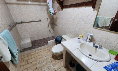 LINDA CASA FRENTE A PARQUE, 7 DORMITORIOS, 4 BAÑOS